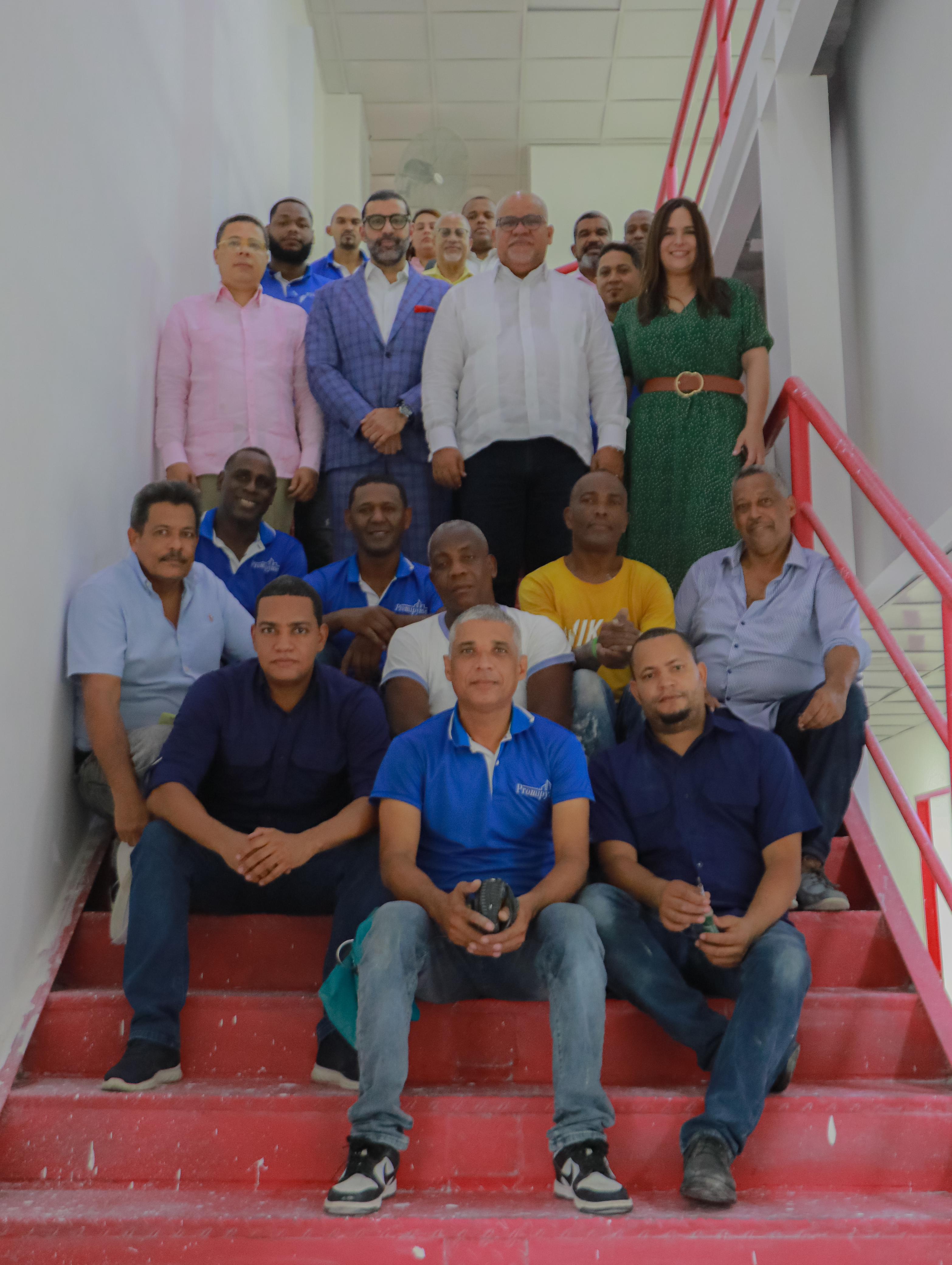 Santo Domingo.- Fabricio Gómez Mazara, posa junto al equipo de trabajo de Promipyme que esta realizando la remodelacion de la nueva sucursal de la entidad, que estará ubicada en la Plaza Mall 77, de la avenida Gregorio Luperón del Distrito Nacional.